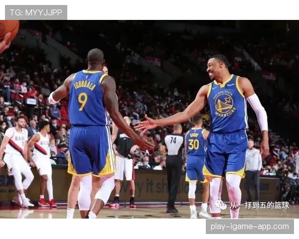 乔丹·普尔无球跑位配合库里拉开空间提升三分