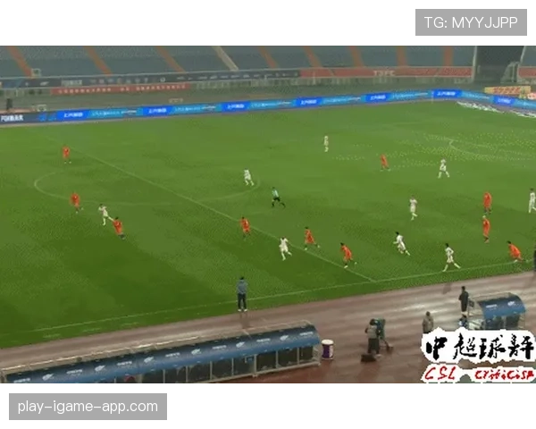 越位旗示意是助理裁判举旗提示可能越位，主裁判最终判定